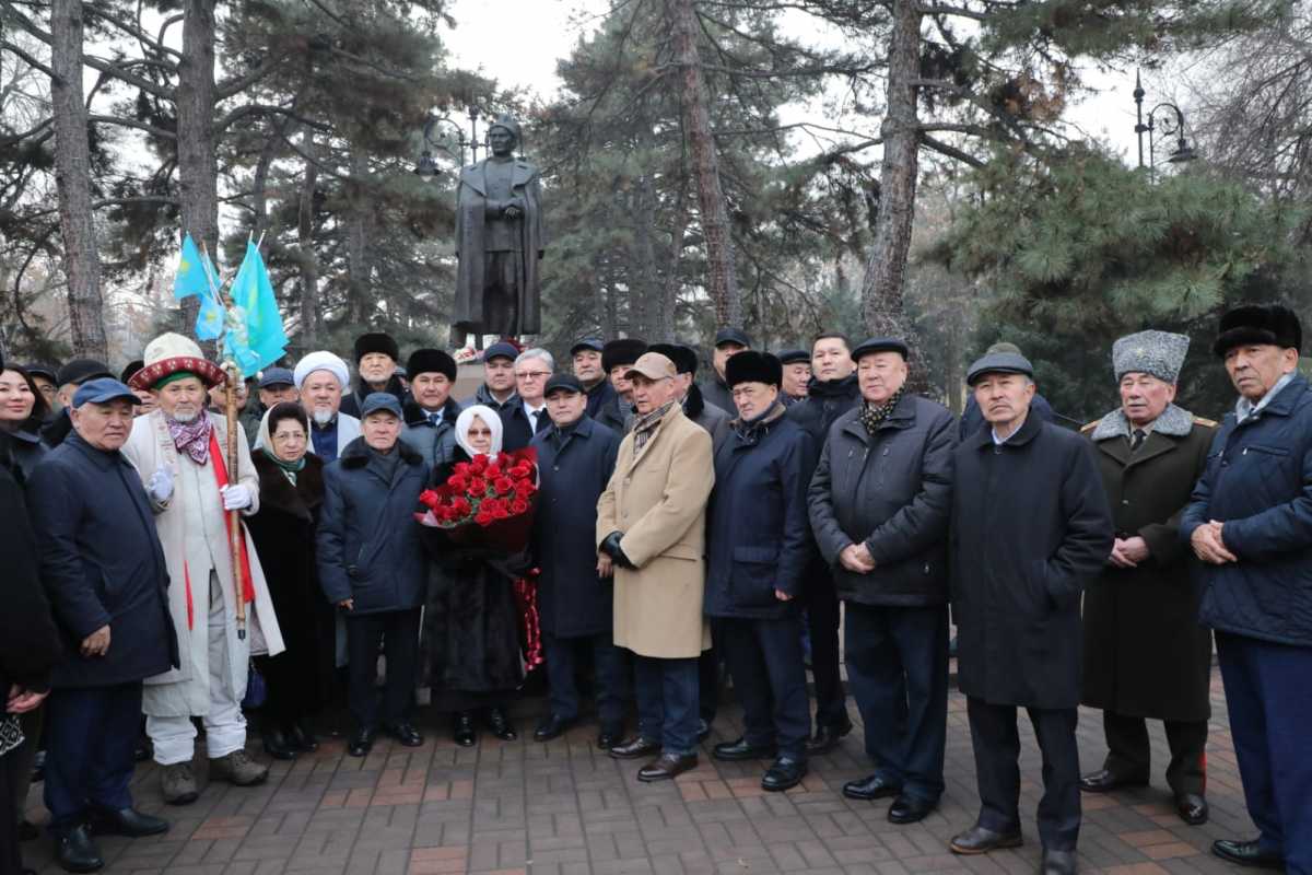 Алматыда Халық Қаһарманы Бауыржан Момышұлы ескерткішіне гүл шоқтары қойылды