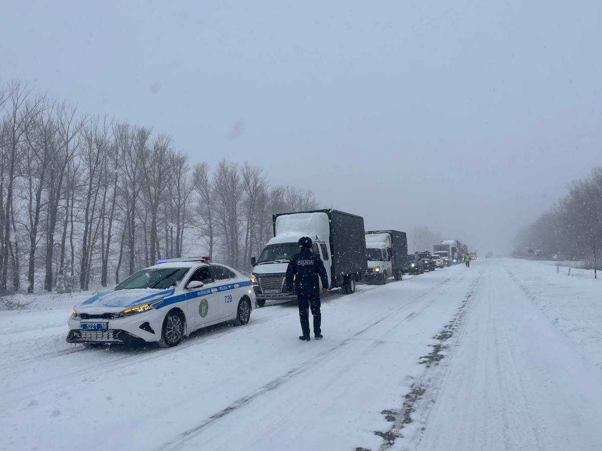 СҚО жолдарында көктайғаққа байланысты полицейлер 500-ден астам көлікті сүйемелдеді