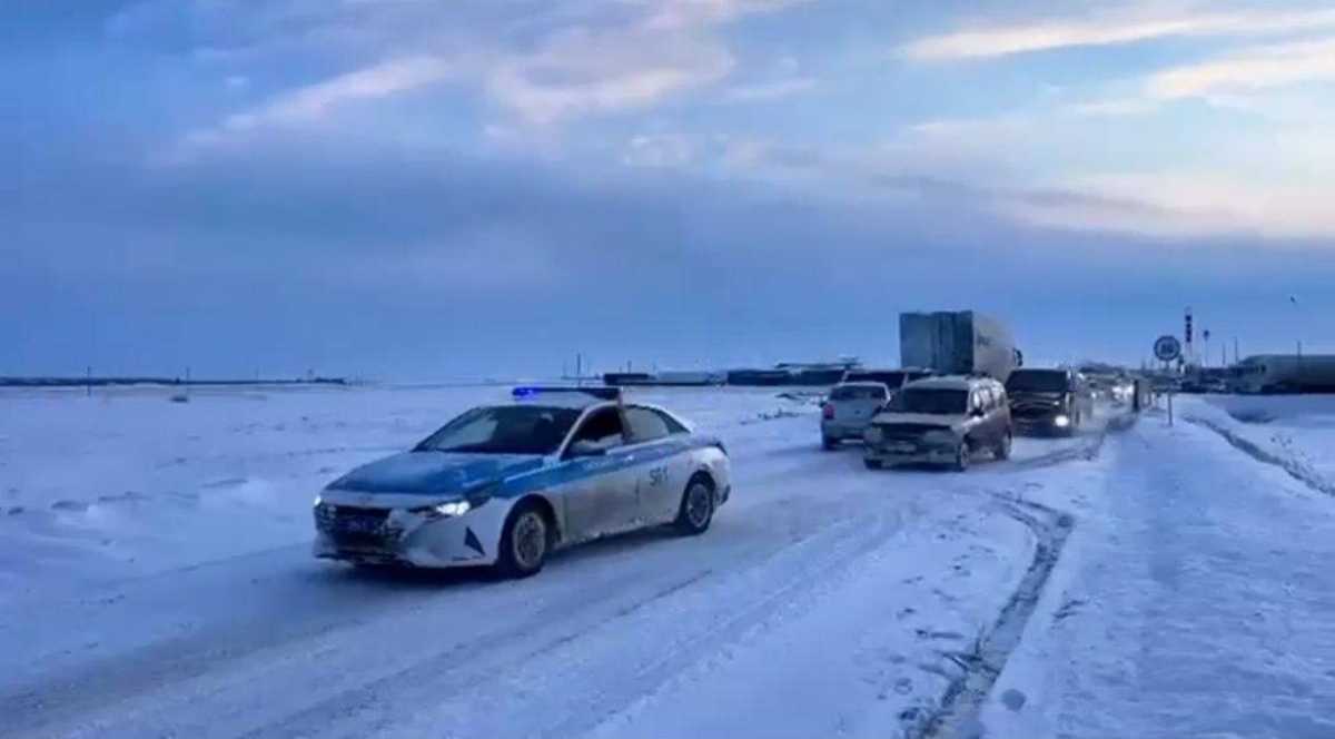 Ақтөбе облысында полицейлер автожолдарда жүргізушілерге бағыт-бағдар көрсетті
