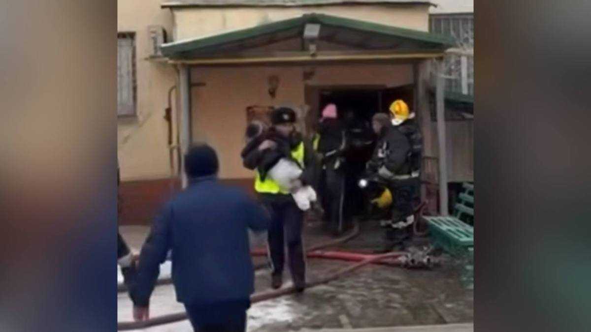 Талдықорғанда полицейлер өрт кезінде тұрғындарды құтқарды