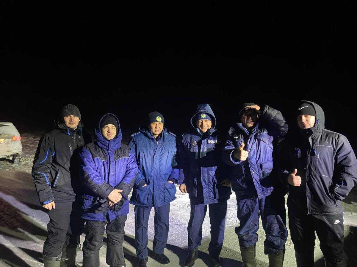 ШҚО-да полицейлер жүргізушілерді қар құрсауынан құтқарды