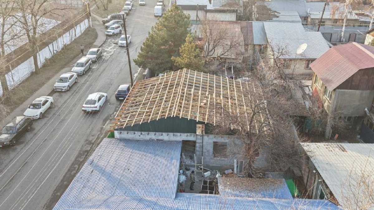 Алматыда заңсыз салынған тағы бір нысан сүрілді