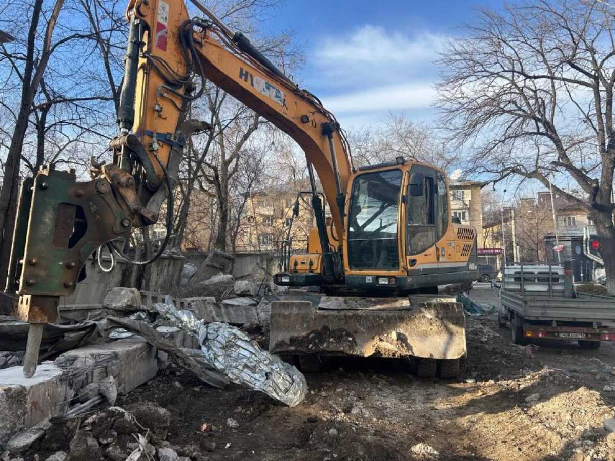 Алматының орталық бөлігінде аяқталмаған құрылыс нысаны бұзылды