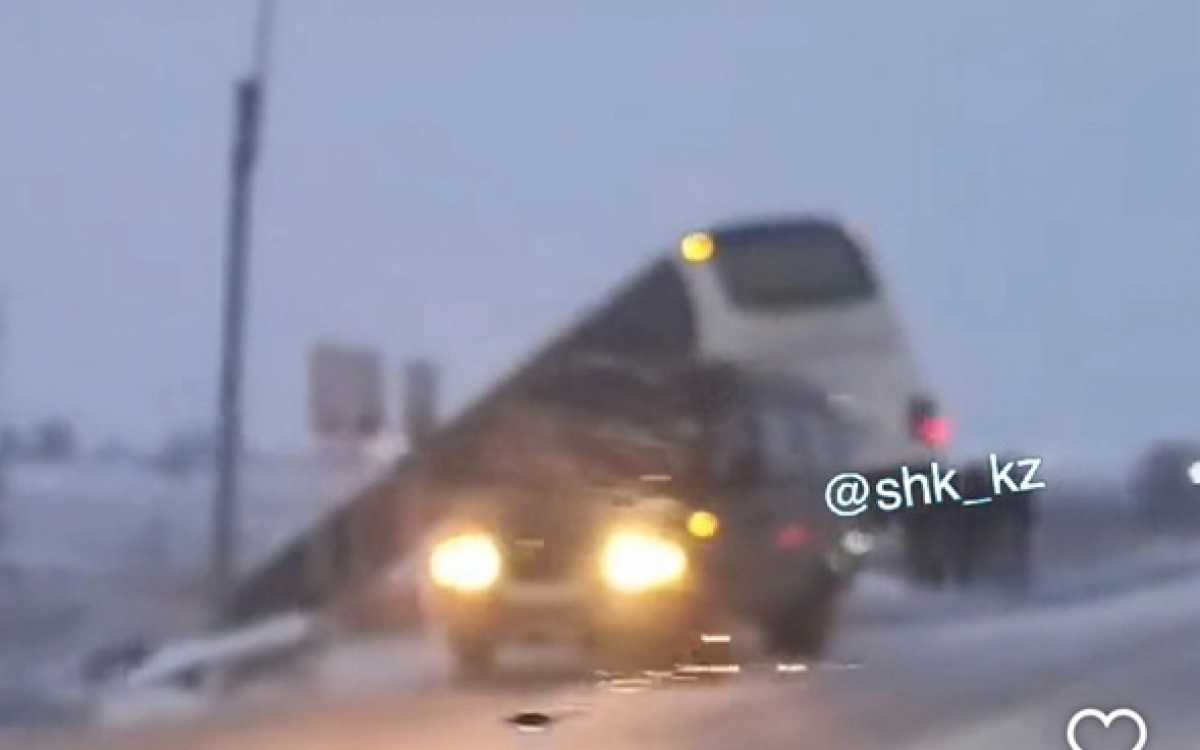 Шахтинск маңында 50 жолаушысы бар автобус жол апатына ұшырады