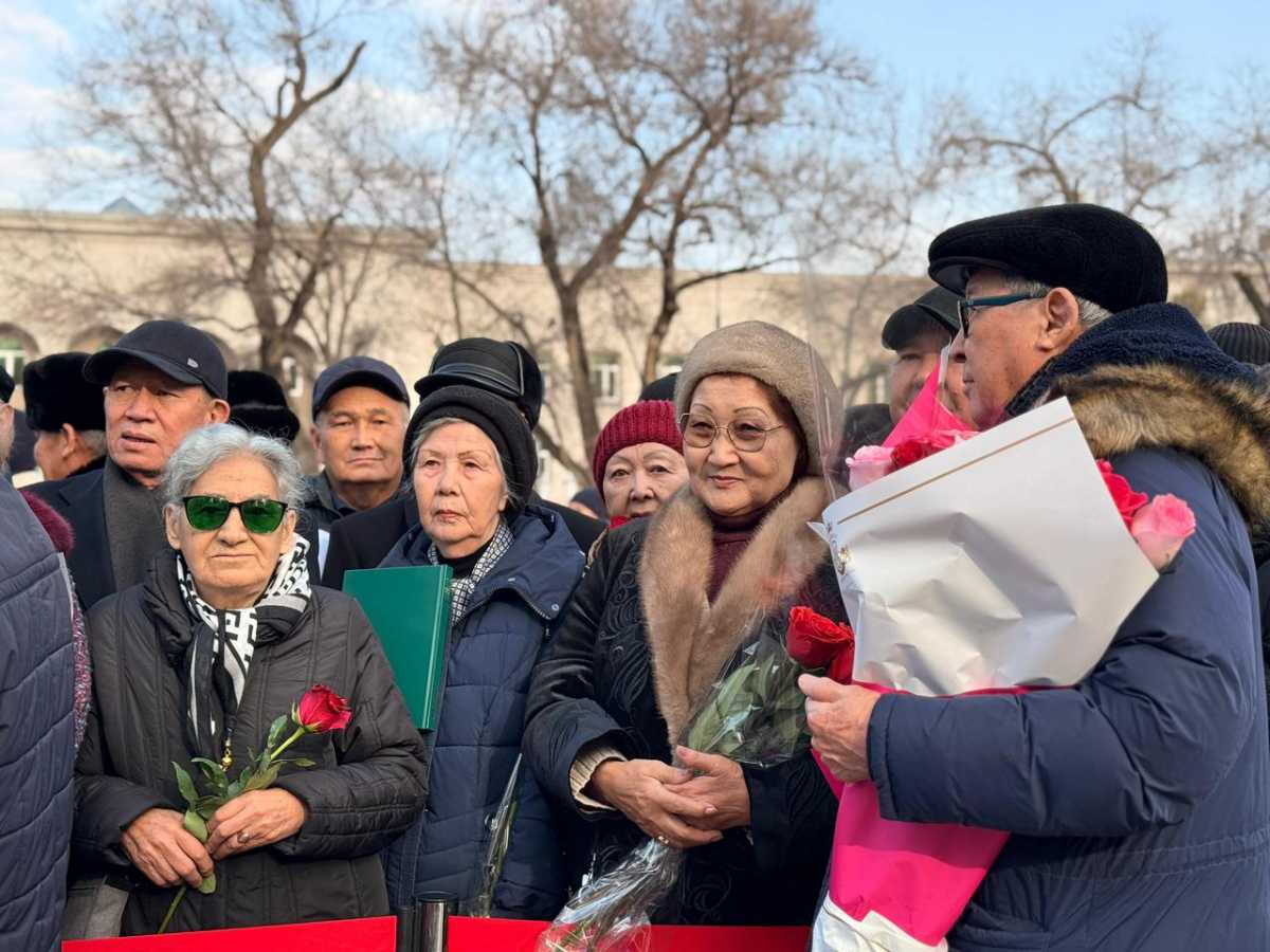 Алматыда Дінмұхамед Қонаевтың 114 жылдығына орай ескерткішке гүл қою рәсімі өтті