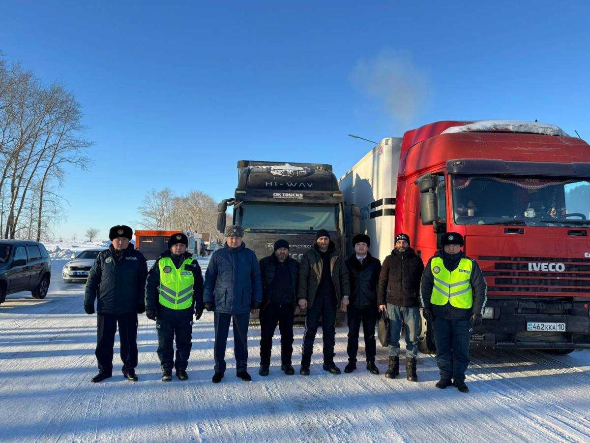 СҚО-да полицейлер Әзірбайжаннан келген үш ағайындыға жолда көмек көрсетті