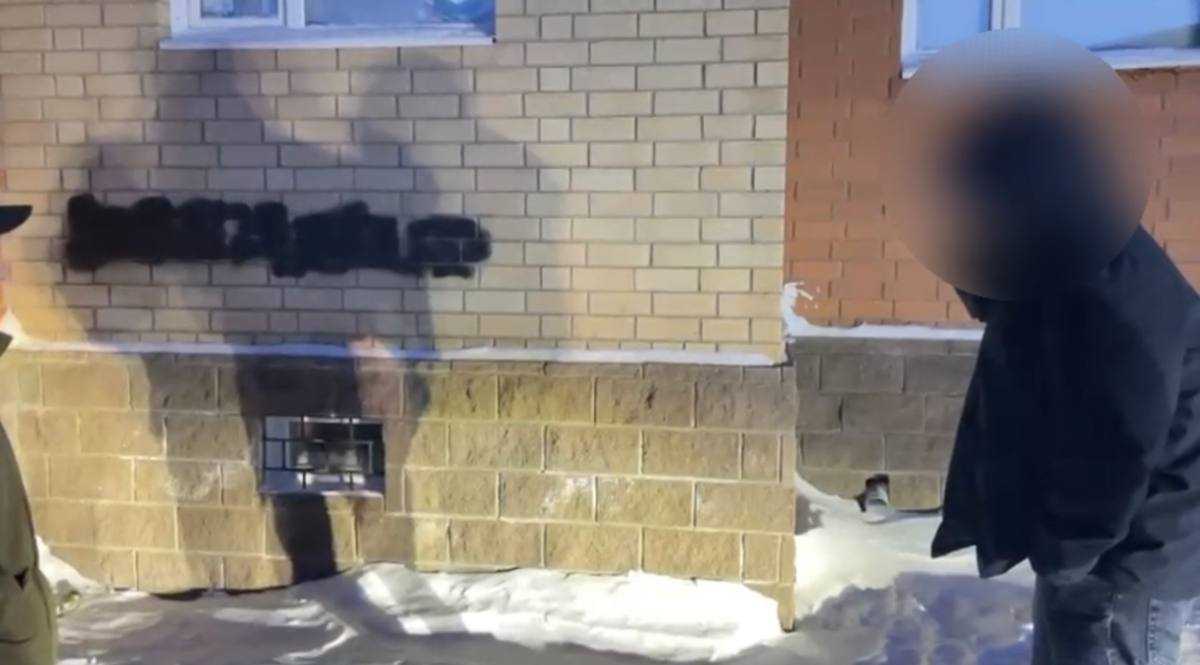 Қосшыда полицейлер есірткі жарнамалаған күдіктілерді қолға түсірді