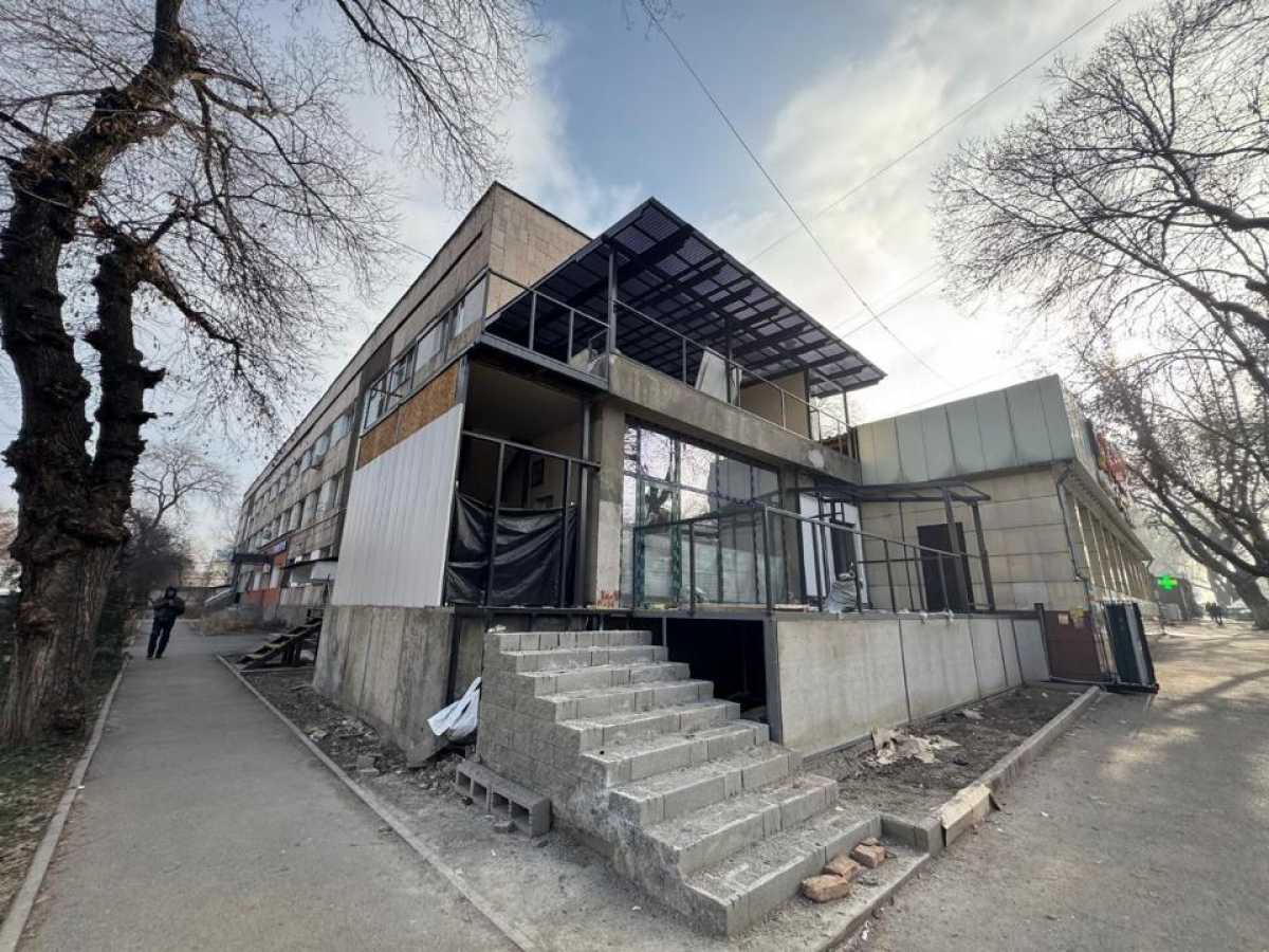 Алматыда көпқабатты тұрғын үйге заңсыз салынған кезекті қосалқы нысан сүрілді