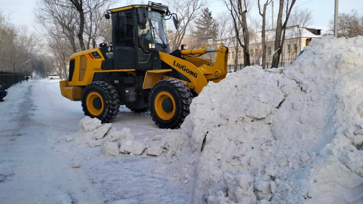 Астанада қар күреуге 1,2 мыңнан аса арнайы шығарылды