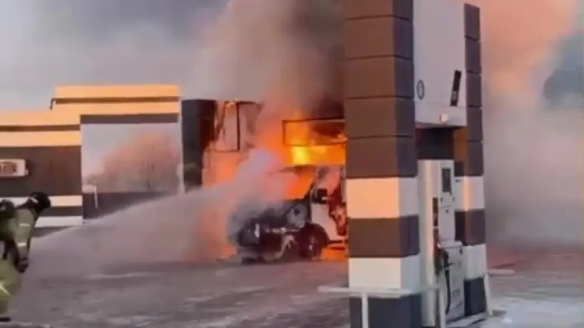 Ақтөбеде газ құю бекетінде көлік өртенді