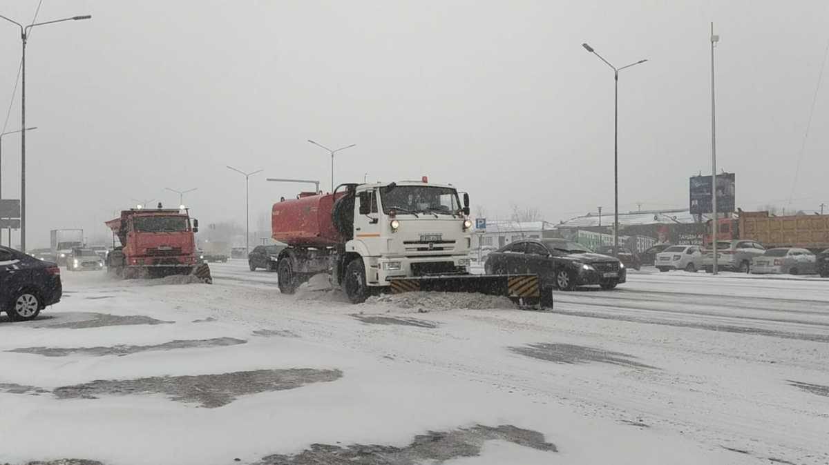 Елордада толассыз қар жауып тұр: қар күреуге 3 мыңнан астам жол жұмысшы мен 1 мыңнан аса техника жұмылдырылды