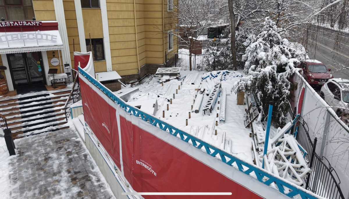 Алматы орталығындағы мейрамхананың жазғы террасасы сот шешімімен бұзылды