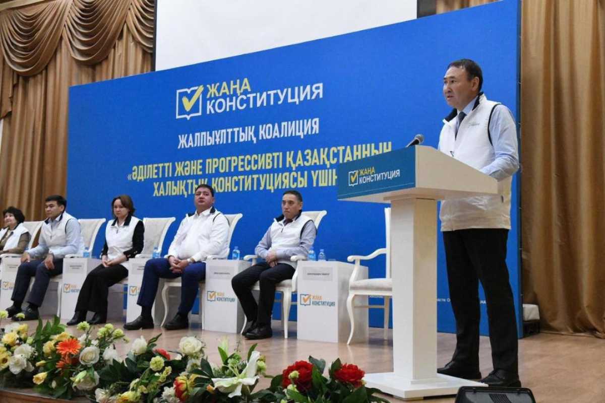 Астанада 350-ге жуық оқытушы мен қоғам белсенділері Конституция реформаларын талқылады