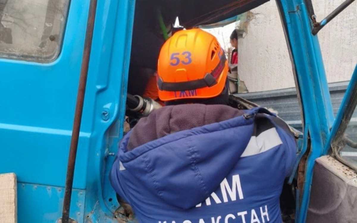 Алматы облысында жүк көлігі жеке тұрғын үйге соғылды