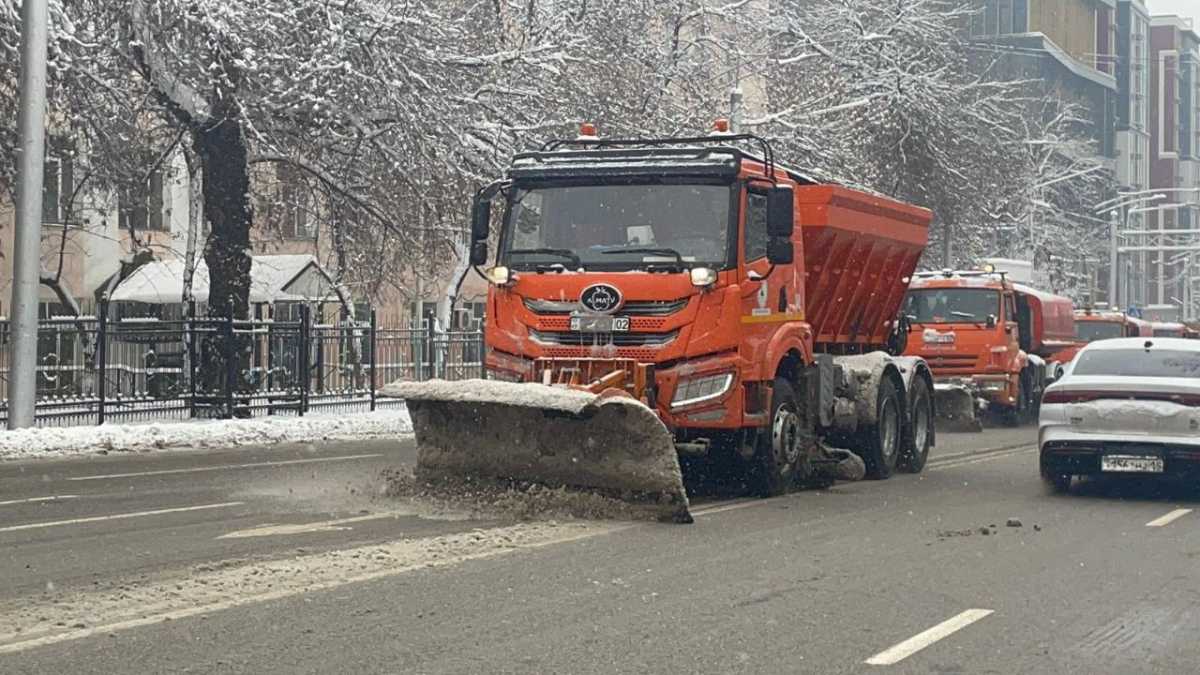 4 мыңнан астам жұмысшы мен 1250 техника: Алматы көшелері тәулігіне төртінші рет тазартылып жатыр