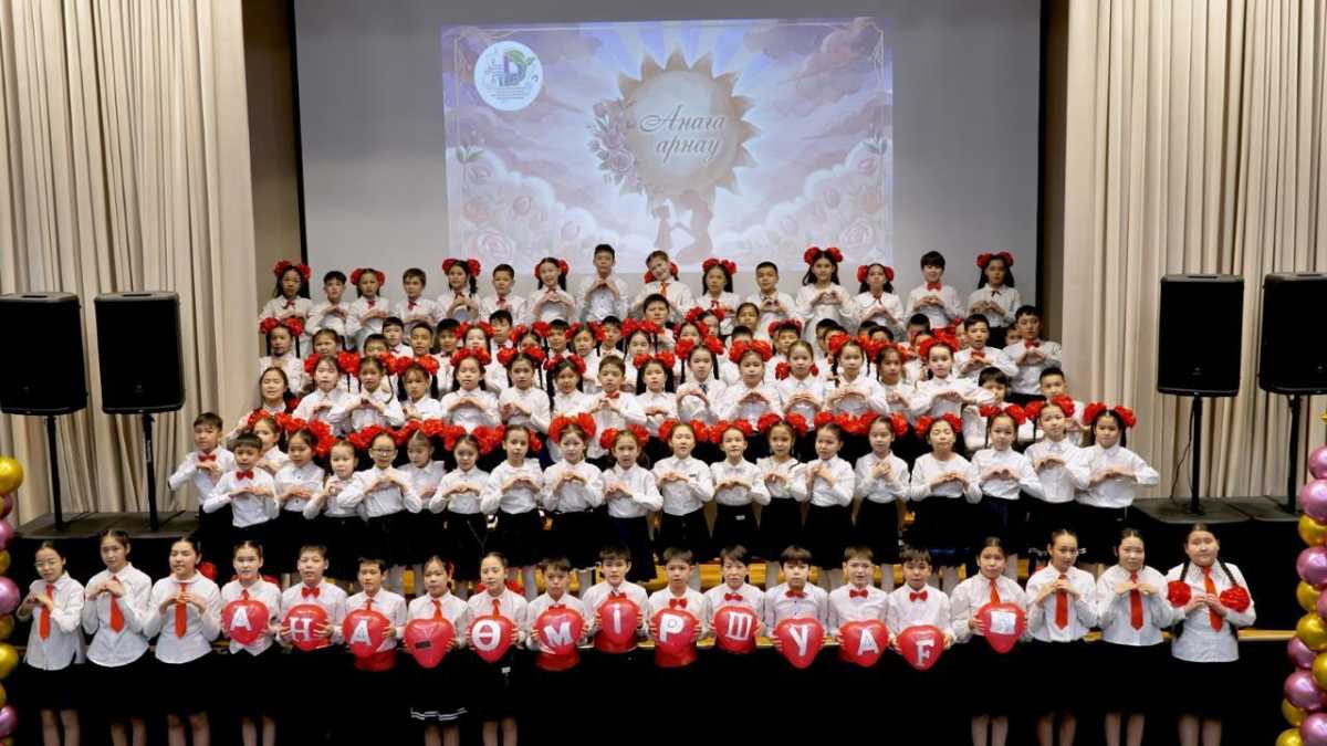 Астанада оқушылар мен бүлдіршіндер Халықаралық әйелдер күніне орай бір мезгілде мерекелік хор орындалды