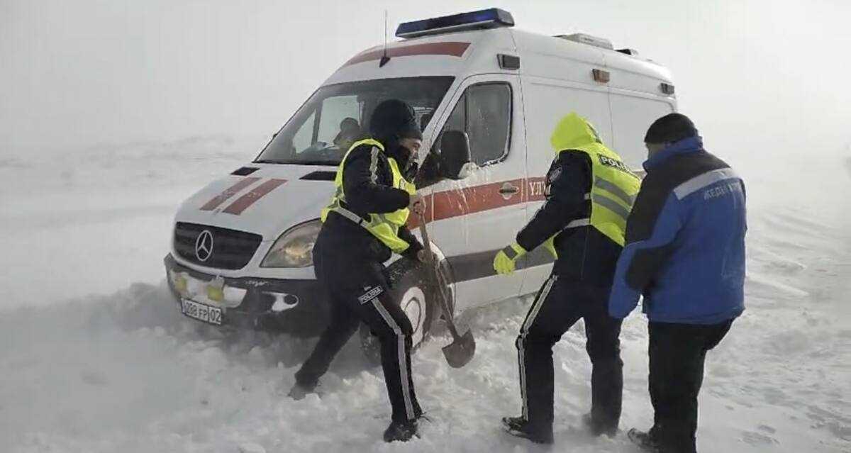 Ақтүтек боран: Қарағанды облысында полицейлер мыңдаған адамды құтқарды