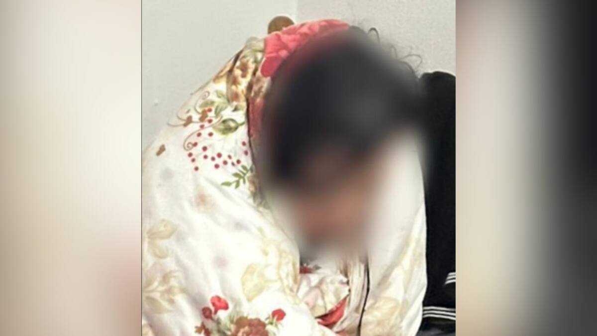 Алматыда полиция қызметкері ауладағы әжетханаға құлап кеткен қызды құтқарып қалды