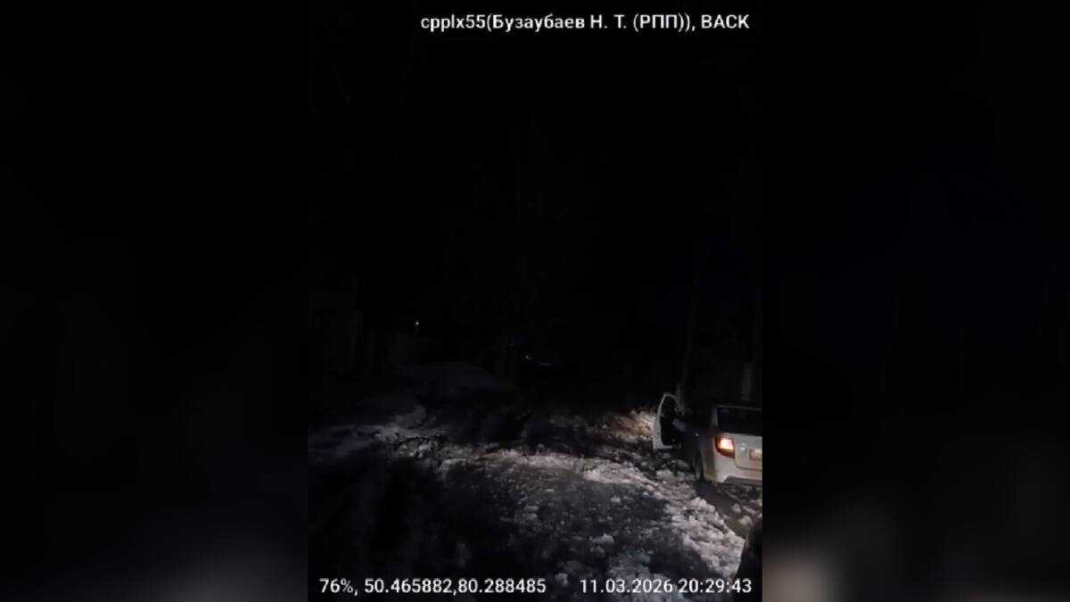 Абай облысында полицейлер қолайсыз ауа райында көлігі суға батқан жүргізушіге көмектесті