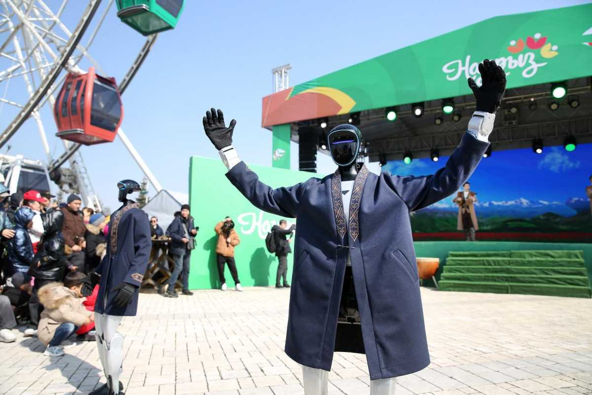 «Көктөбедегі Көрісу күні»: алматылықтарды дыбыстық дрондар мен роботтар Көрісу күнімен құттықтады