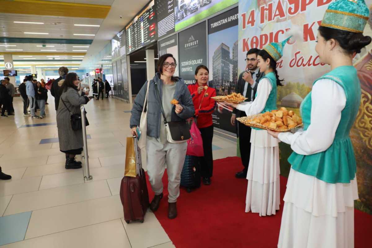 Алматының халықаралық әуежайында жолаушыларды Көрісу күнімен құттықтады ️ ️ ️