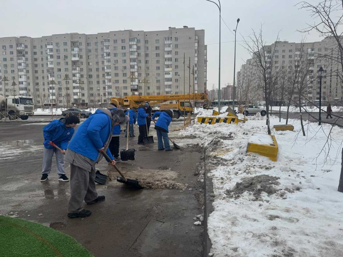 Елордада еріктілер коммуналдық қызметкерлерге ыстық шай мен бауырсақ таратты
