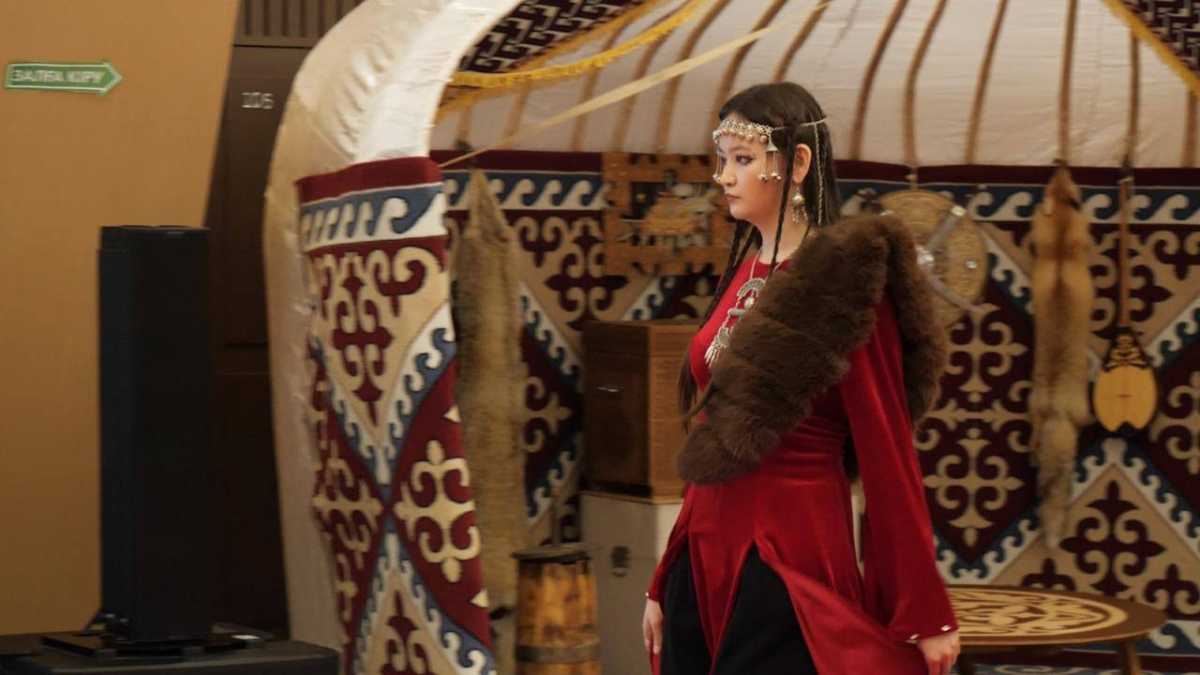 Оюдан трендке дейін: елордада қазақ киімдерінің заманауи үлгісі көрсетілді