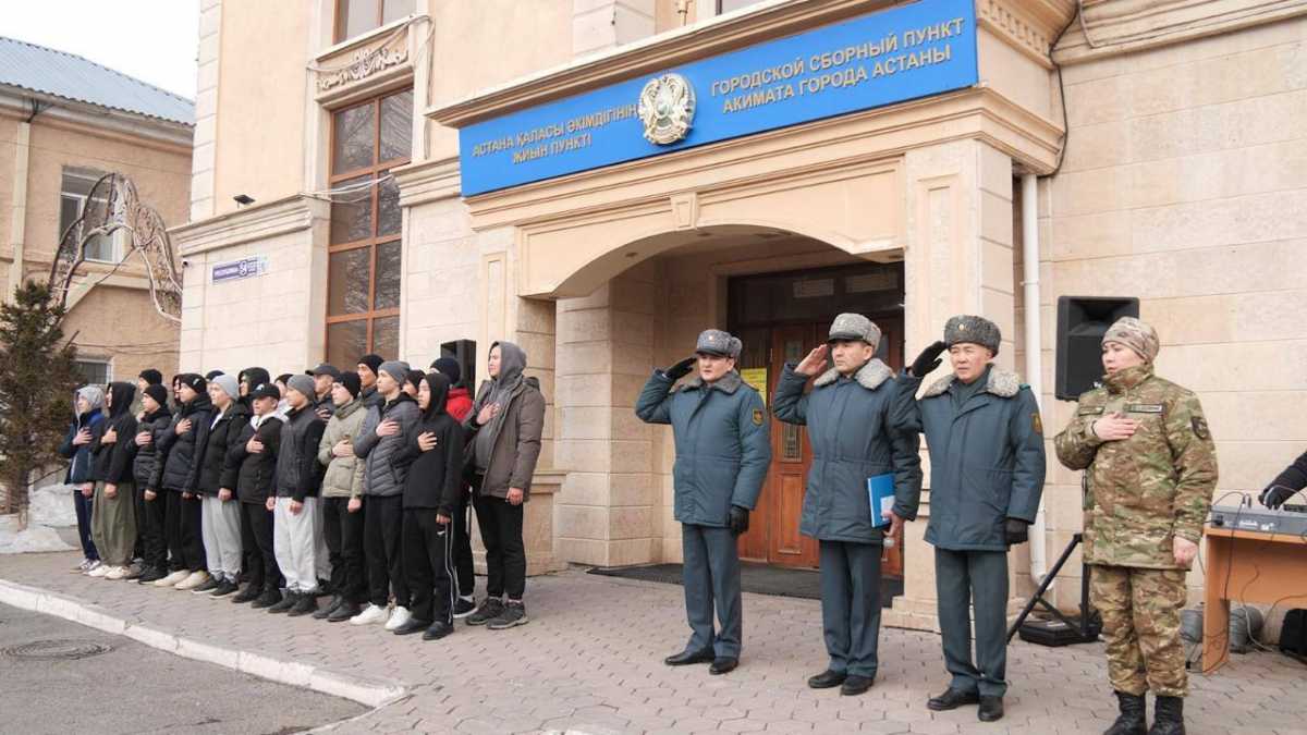 Астанада көктемгі шақырылымдағы алғашқы сарбаздар салтанатты түрде әскерге аттанды