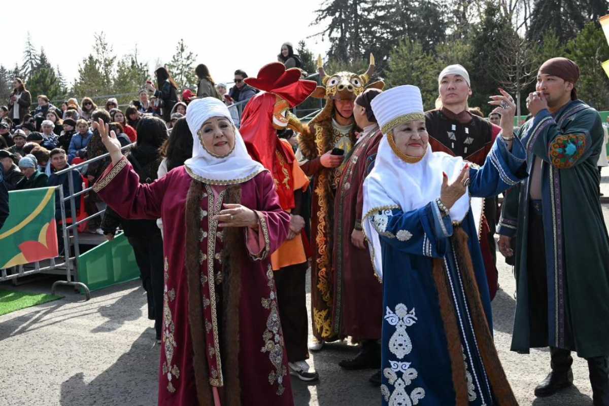 Музыка, караоке және шоу: Алматыдағы Панфилов көшесіндегі Наурыз