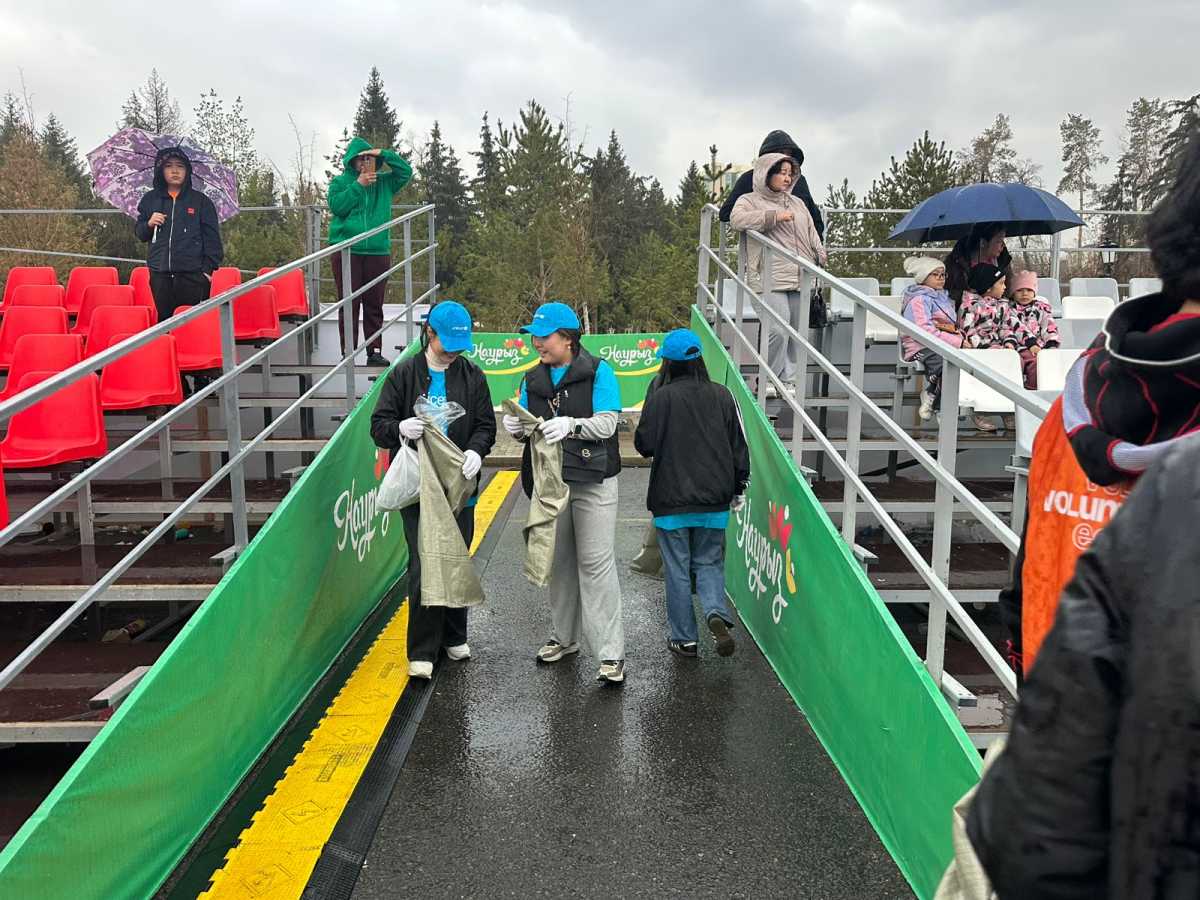 Алматы волонтерлері мерекелік концерттен кейін Астана алаңында тазалық жұмыстарын жүргізді