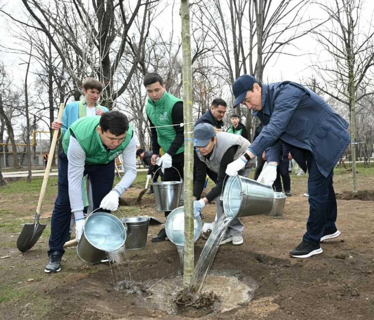 Алматы әкімі «Тазару күніне» арналған жалпықалалық сенбілікке қатысты