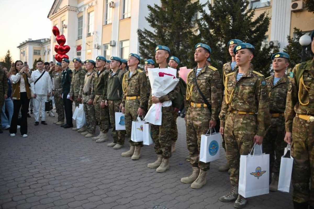 Отан алдындағы борышын өтеп келді: Астанада сарбаздарды жақындары сән-салтанатпен қарсы алды