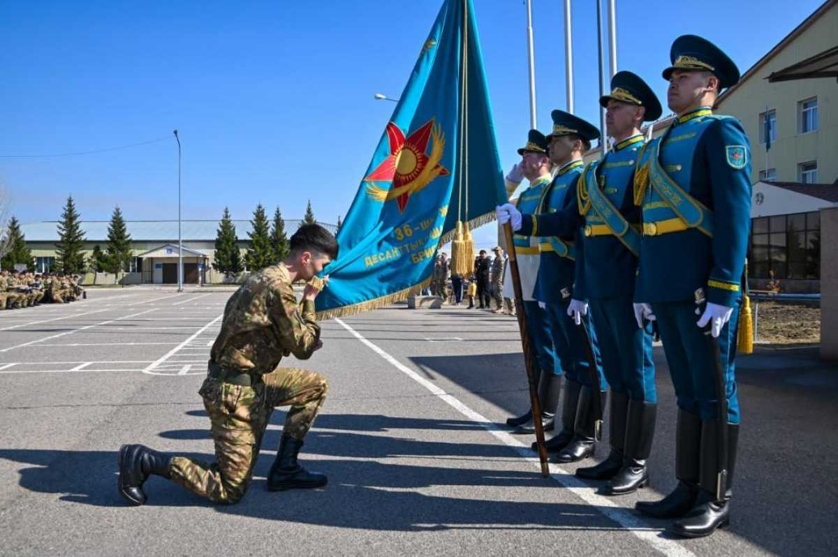 Астанада былтыр көктемде әскерге аттанған сарбаздар жауынгерлік тумен қоштасты