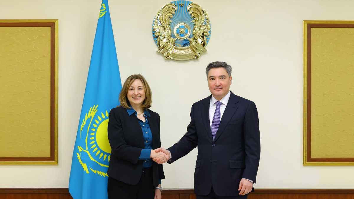 Премьер-министр Олжас Бектенов АҚШ-тың Қазақстандағы елшісі Джули Стаффтпен кездесті