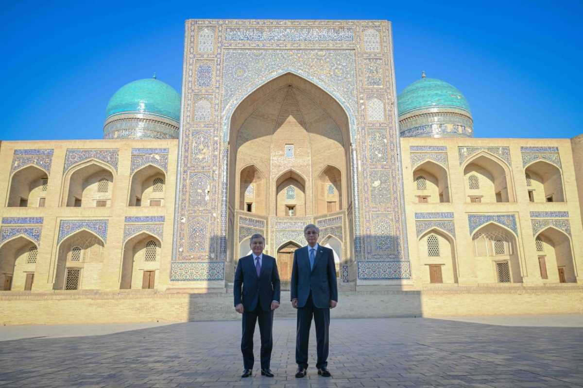 Қазақстан мен Өзбекстан президенттері Бұхараның тарихи орындарын аралап көрді