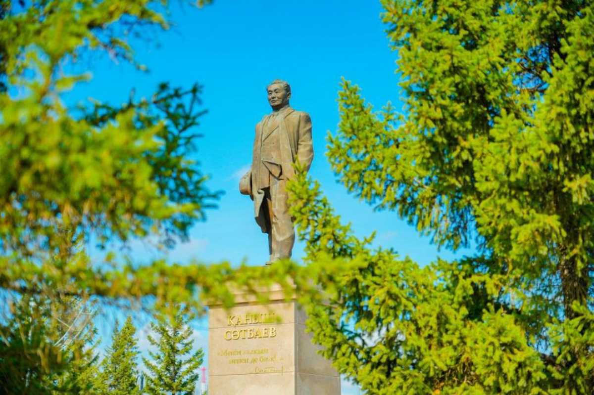 Ғылым қызметкерлері күні: Астанада Қаныш Сәтбаев ескерткішіне гүл шоғын қою рәсімі өтті