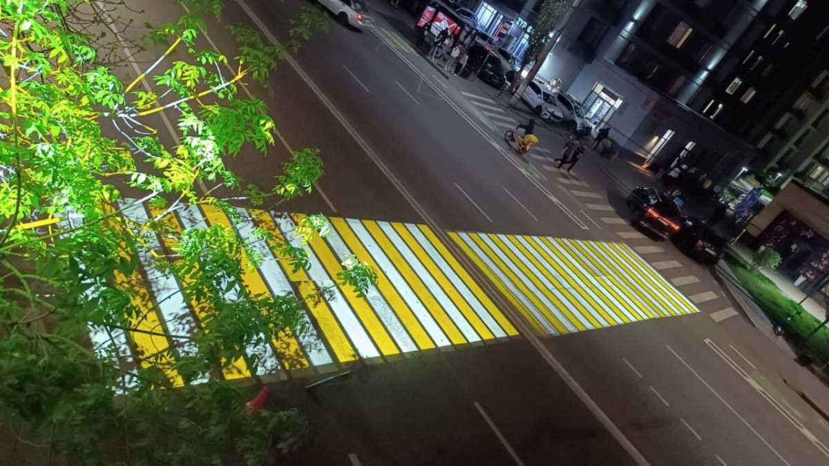 Алматыда Сәтбаев көшесінде жүргіншілерге арналған проекциялық жарықтандыру орнатылды