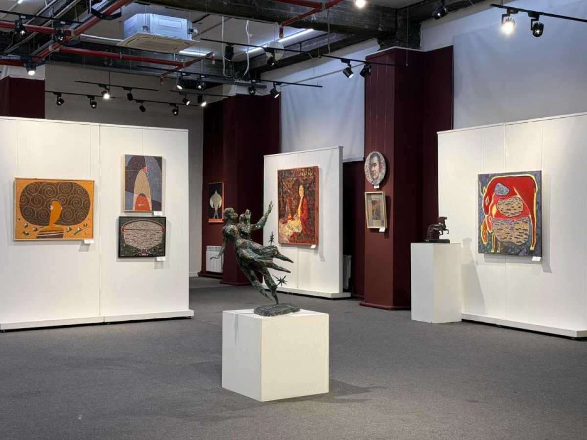 Алматыда Суретшілер одағының 90 жылдығына орай альбом таныстырылып, жас суретшілердің көрмесі ашылды