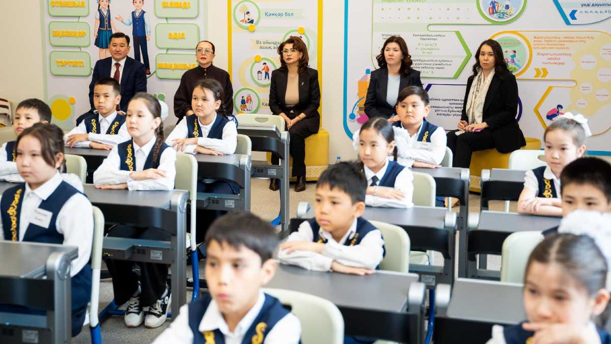 Аида Балаева елорда мектебіндегі TopIQ Smart Class мүмкіндіктерімен танысты