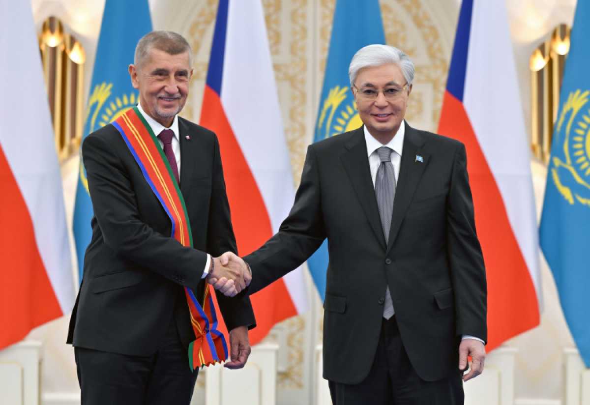 Президент Чехия Премьер-министрін І дәрежелі «Достық» орденімен марапаттады