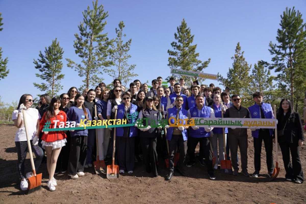 Астанада Бірлік күніне орай белсендi жастар жаппай ағаш отырғызды
