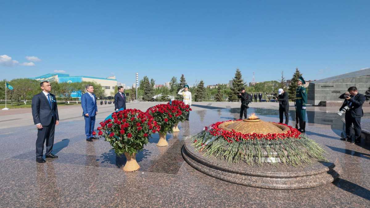 Олжас Бектенов, Мәулен Әшімбаев және Ерлан Қошанов соғыс жылдарында құрбан болғандарды еске алды