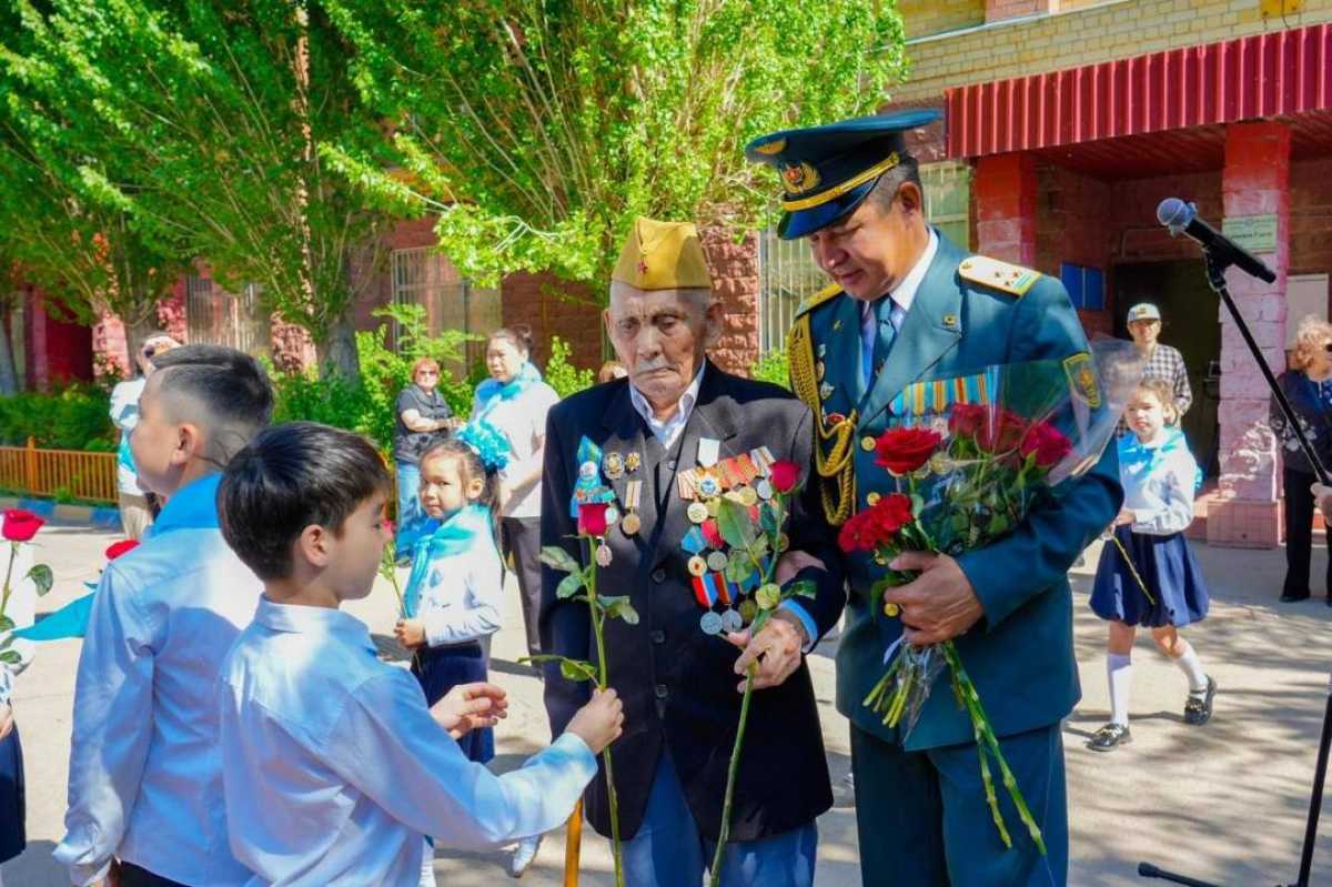 Астанада Ұлы Жеңіс күніне орай соғыс ардагері Рзағұл Байкешевке құрмет көрсетілді