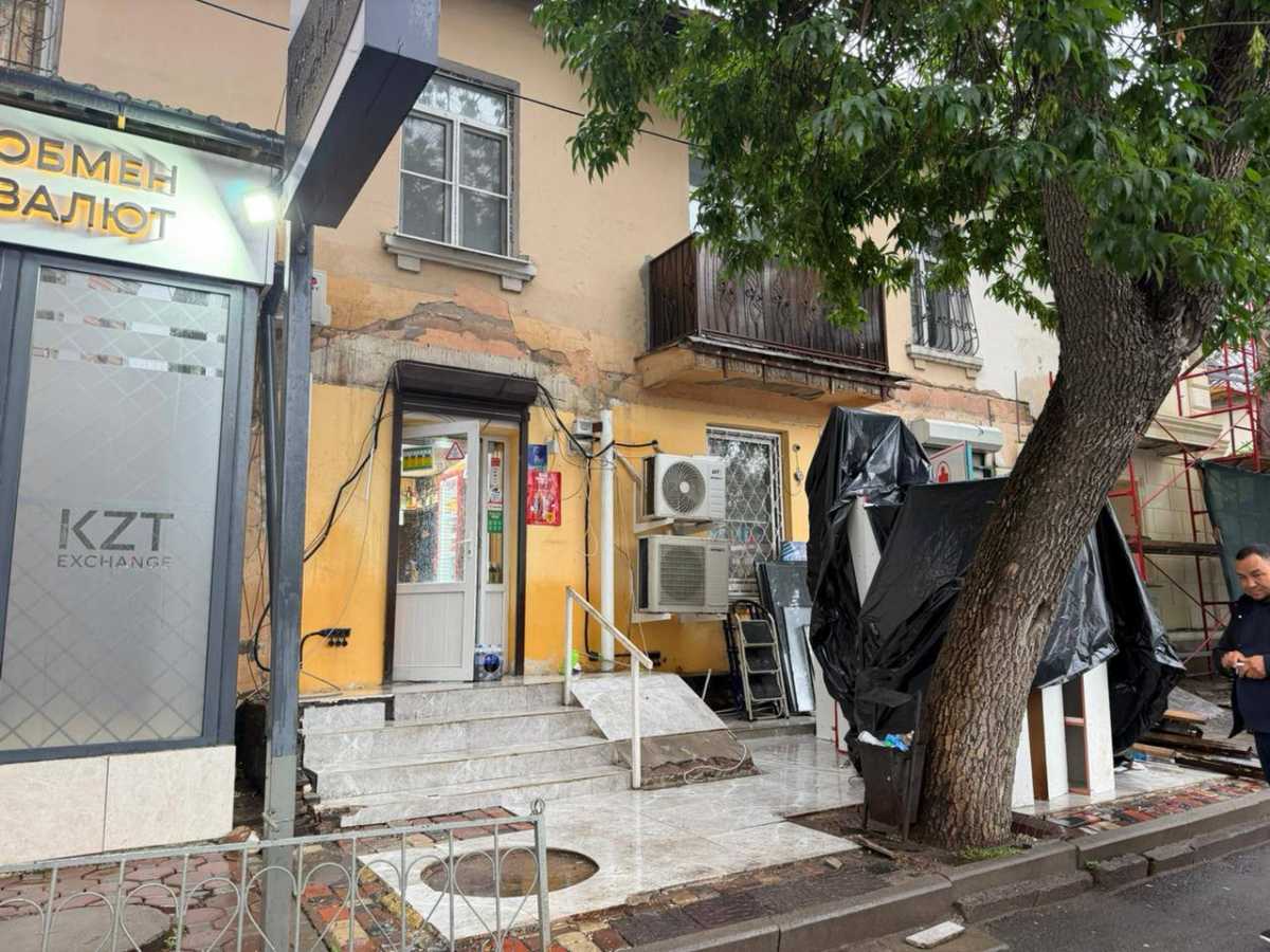 Алматы орталығында дүкенге заңсыз салынған қосымша құрылыс сүрілді