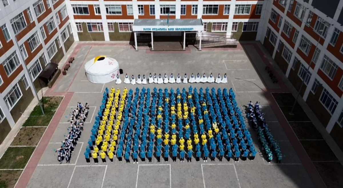 Астанада мектеп оқушылары «Көк тудың желбірегені» челленджін орындады