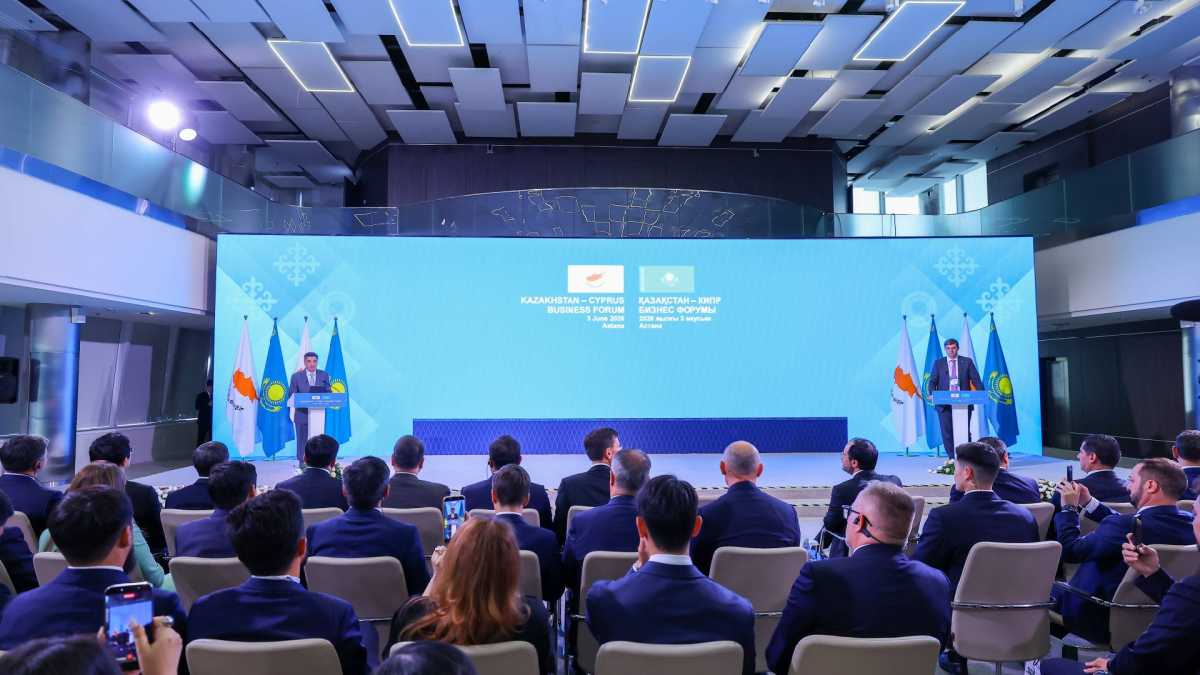 Қазақстан Премьер-министрі Олжас Бектенов пен Кипр Президенті Никос Христодулидис бизнес-форумға қатысты