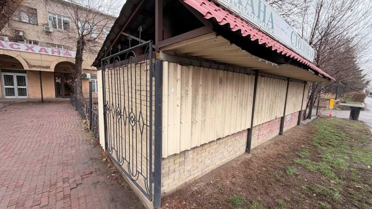 Алматыда заңсыз қоғамдық тамақтану нысаны бұзылды