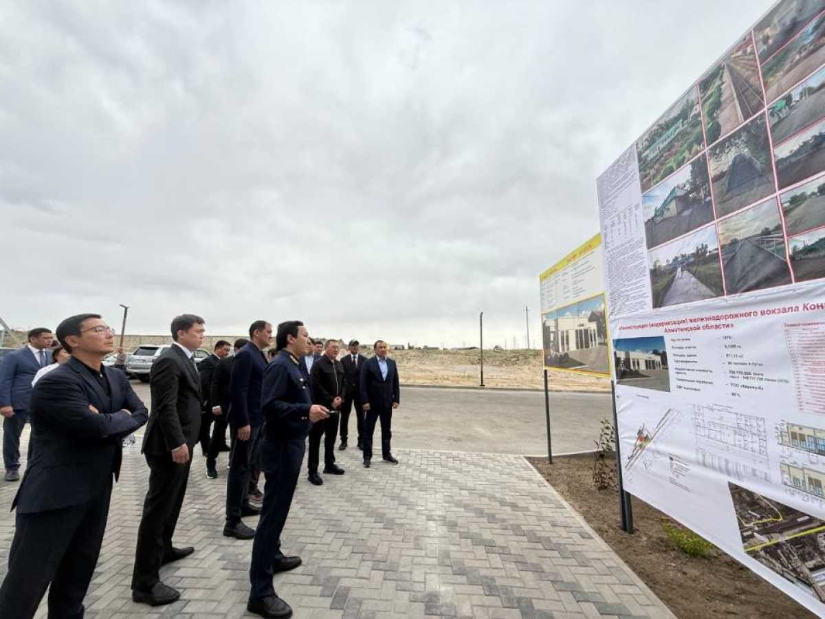 Көлік министрі Қонаев қаласындағы теміржол вокзалын жаңғырту барысымен танысты