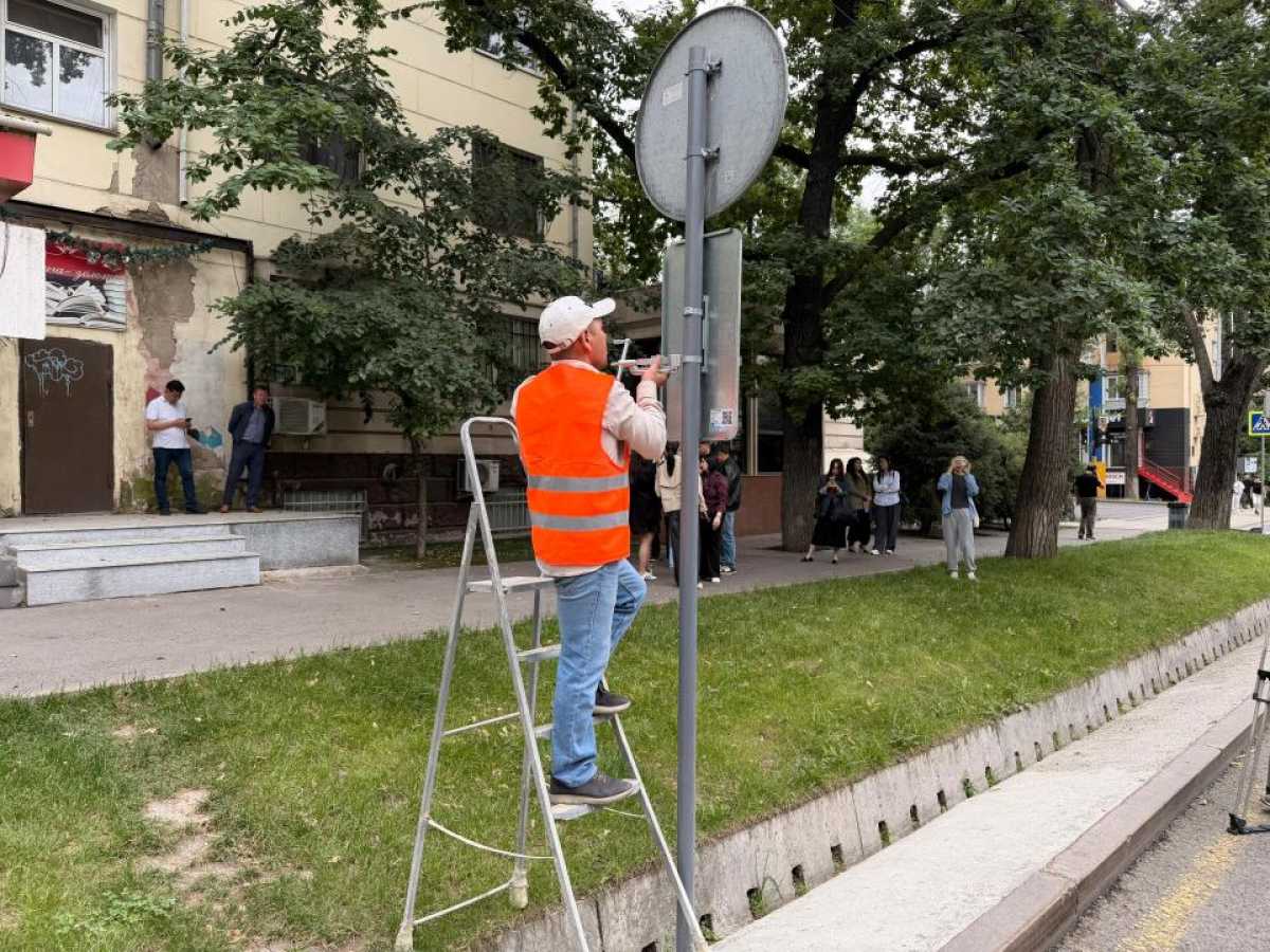 Алматыда LEZ пилоттық жобасы аясында жол белгілері орнатылып жатыр