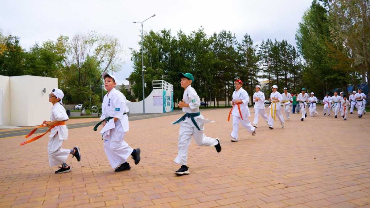 Астанада 300-ге жуық жас спортшы бұқаралық жүгіруге қатысты
